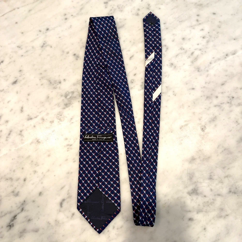 Salvatore Ferragamo Mens Navy Blue Silk Golf Tee Print Necktie Made in Italy